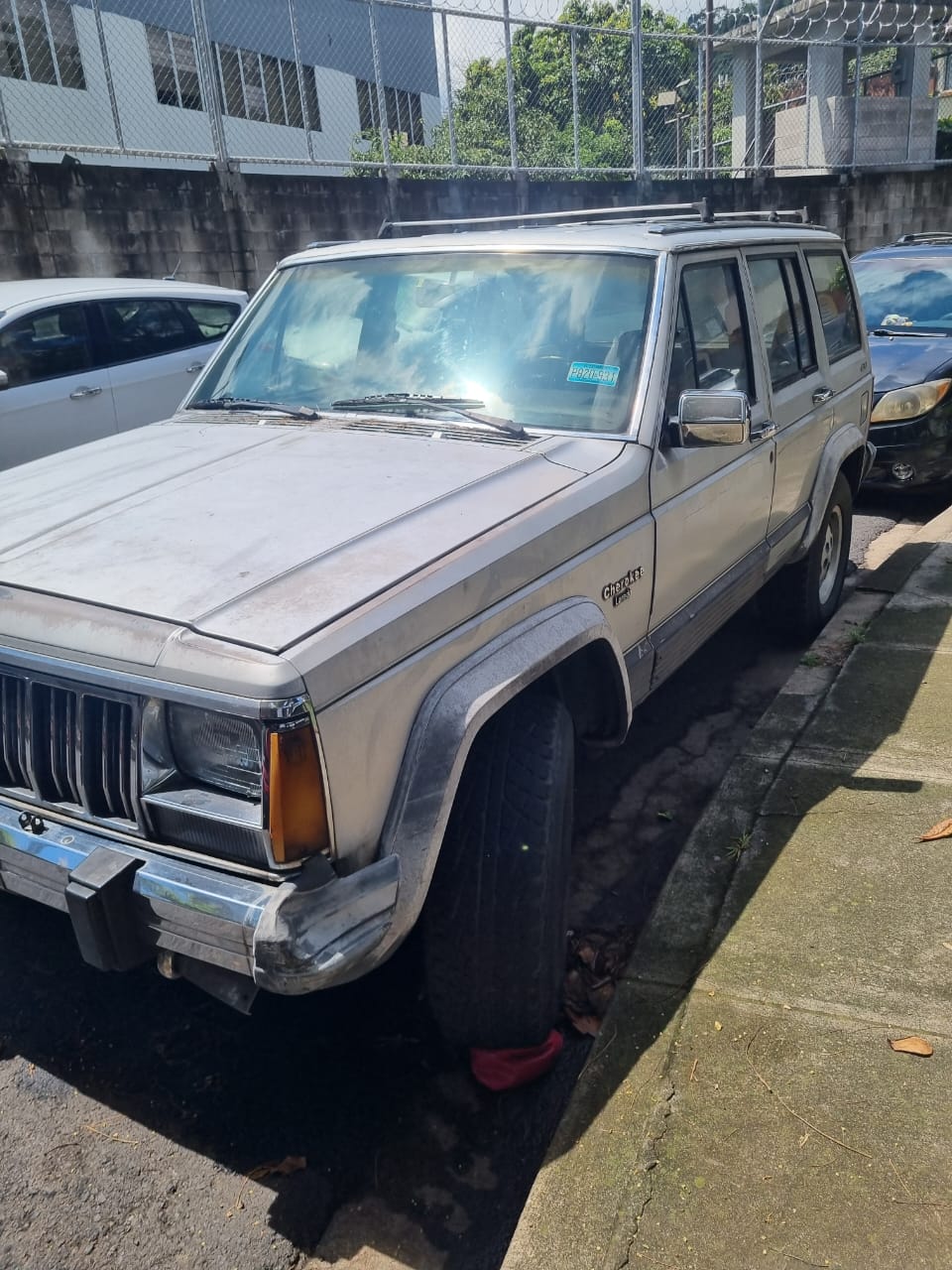 Vendo Cherokee Laredo año 1988 motor estándar caja automática