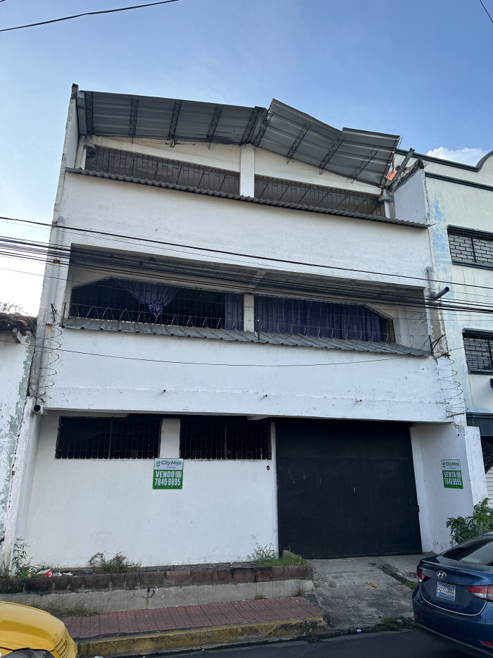 Edificio de Tres Niveles en Venta en San Miguel