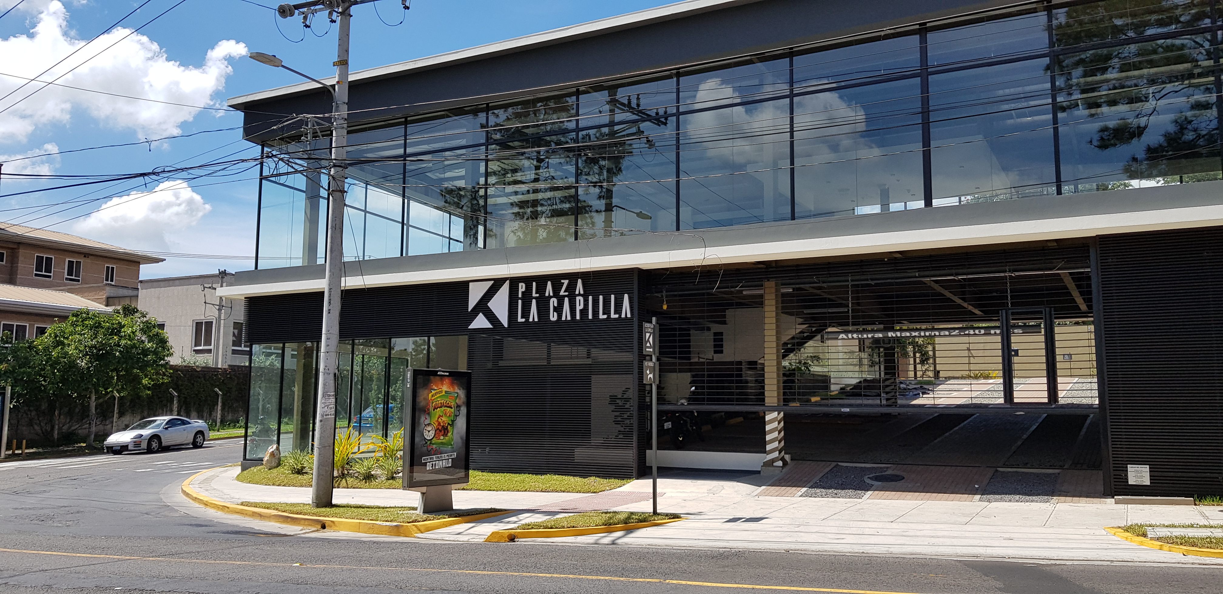 CityMax Renta local en exclusiva Plaza San Benito Av La Capilla
