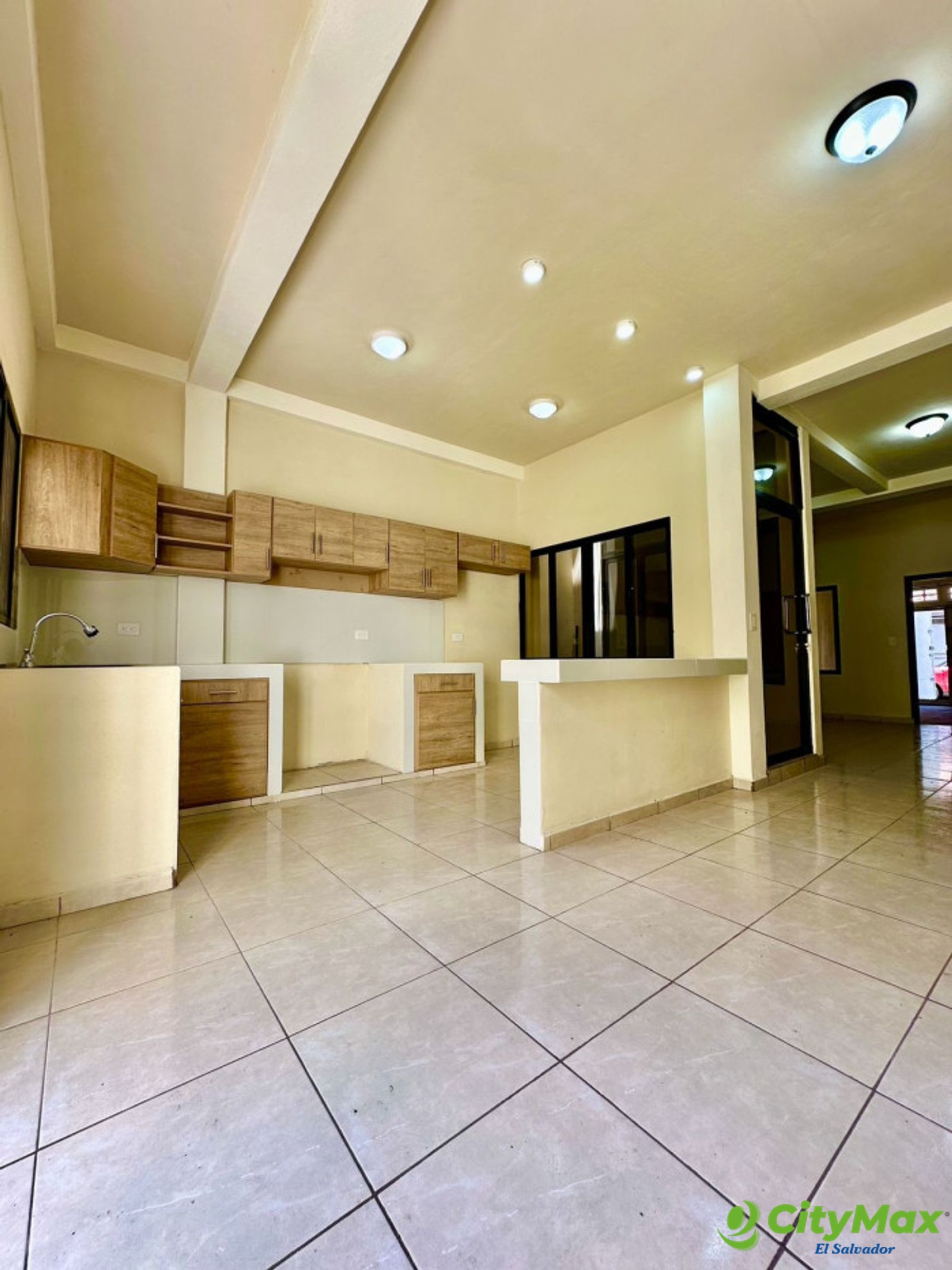 Casa nueva en venta en Santa Ana cerca de Plaza Maya